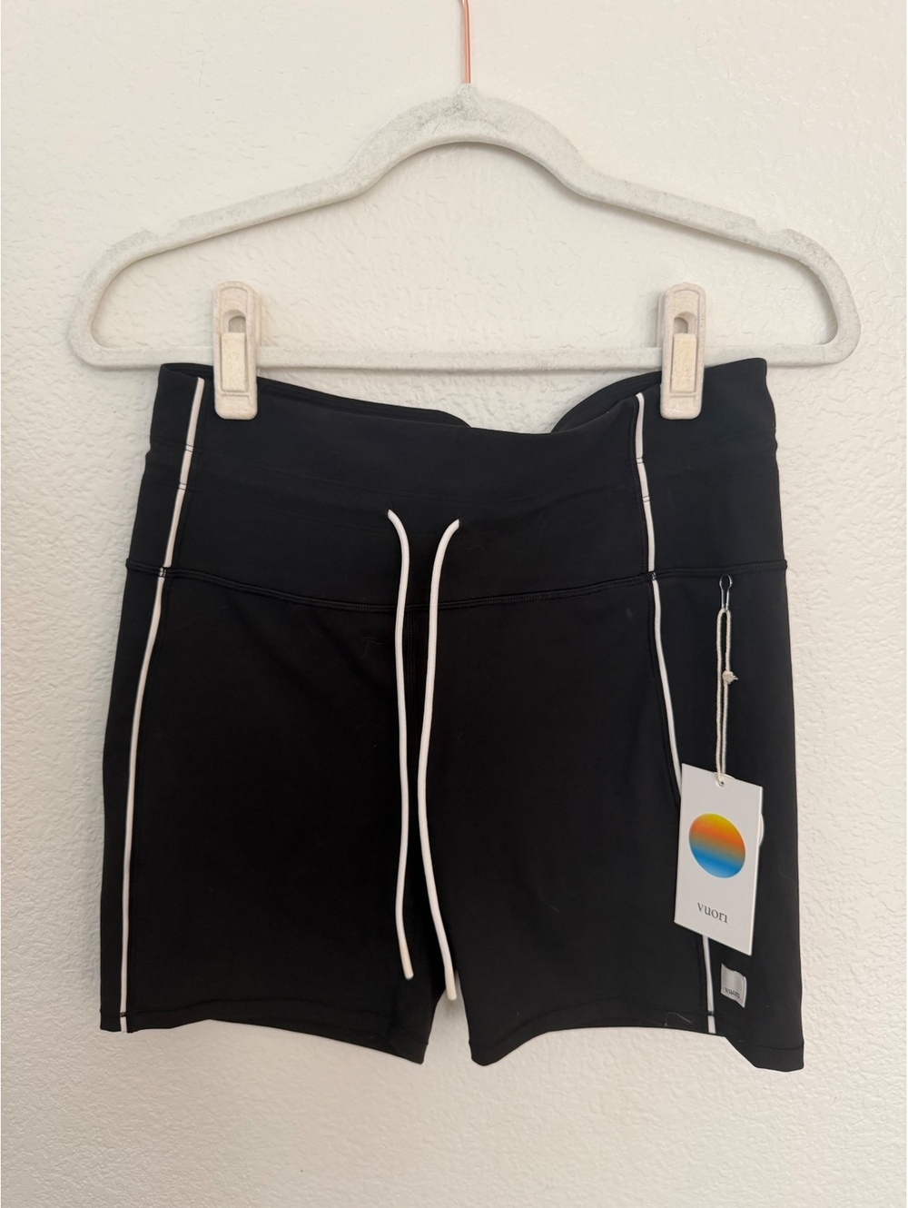 Vuori Daily Piped Shorts 5" Black Women's athleta lululemon free people aerie